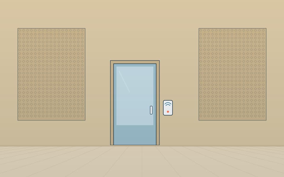 باب مُتحكَّم به مع قارئ بطاقات بين جدارين بزخرفة المشربية, نهاراً